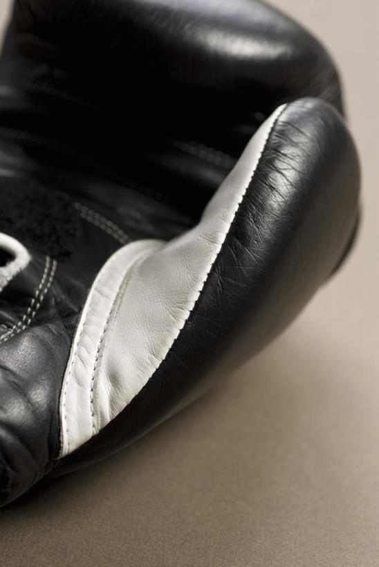 无人,竖图,俯视,室内,特写,白天,安全,静物,阴影,反射,影子,防护,拳击手套,运动器械,一个,黑色,手套,健身器械,单个,保护,保险,健身器材,保全,周全,安稳,安定,防护手套,平安,彩图,高角度拍摄,运动器材