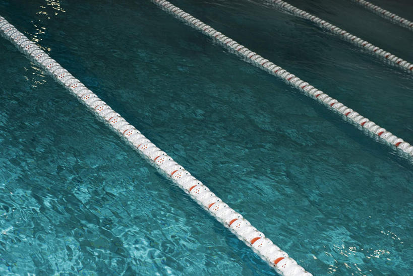 无人,体育馆,游泳池,横图,俯视,室外,特写,白天,水,一排,阴影,整齐,光线,影子,水池,水面,分界线,四根,泳池,排列,白色,阳光,游泳馆,队列,泳道线,分道线,泳池分割线,彩图,高角度拍摄