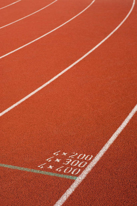 无人,体育馆,运动场,竖图,俯视,室外,特写,白天,阴影,光线,英文,标志,文字,影子,字符,字母,跑道,标识,体育场,阳光,田径场,英文字母,塑胶跑道,运动馆,彩图,高角度拍摄,全天候田径运动跑道