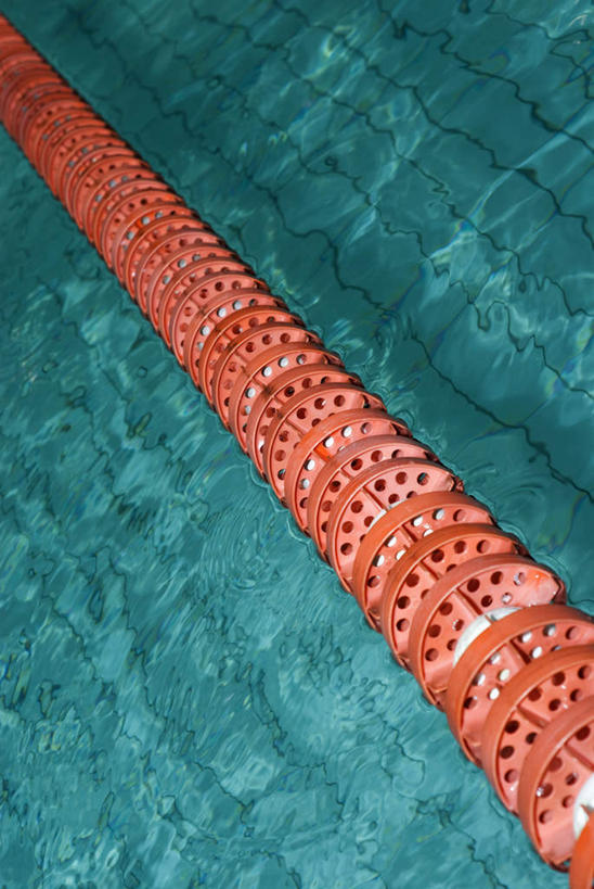 无人,体育馆,游泳池,竖图,俯视,室外,特写,白天,水,阴影,光线,影子,水池,水面,分界线,泳池,红色,阳光,游泳馆,泳道线,分道线,泳池分割线,彩图,高角度拍摄