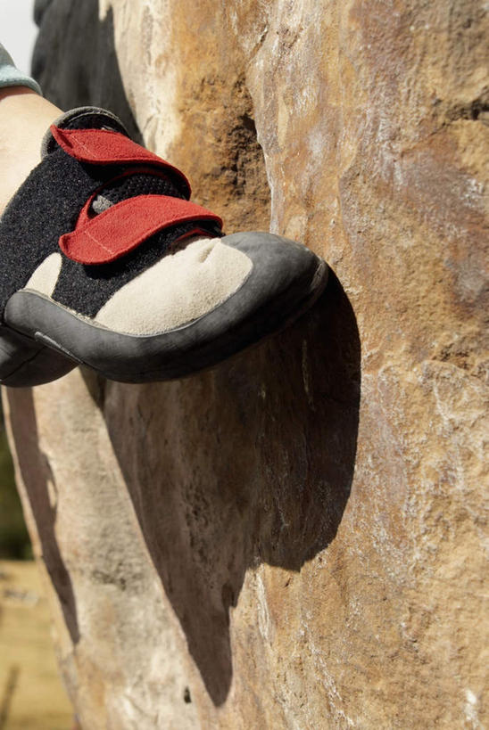 西方人,腿部,腿,攀登,竖图,室外,特写,白天,仰视,运动鞋,锻炼,旅游,度假,探险,运动,攀岩,石头,山,山脉,鞋子,欧洲,欧洲人,握,阴影,光线,石子,影子,山峰,山峦,拿,拿着,娱乐,极限运动,踩,阳光,群山,踩着,享受,休闲,爬,放松,握着,休闲鞋,室外运动,登山鞋,户外运动,冒险,体育,白种人,石块,岩石,登山,攀爬,半身,彩图,低角度拍摄,健身