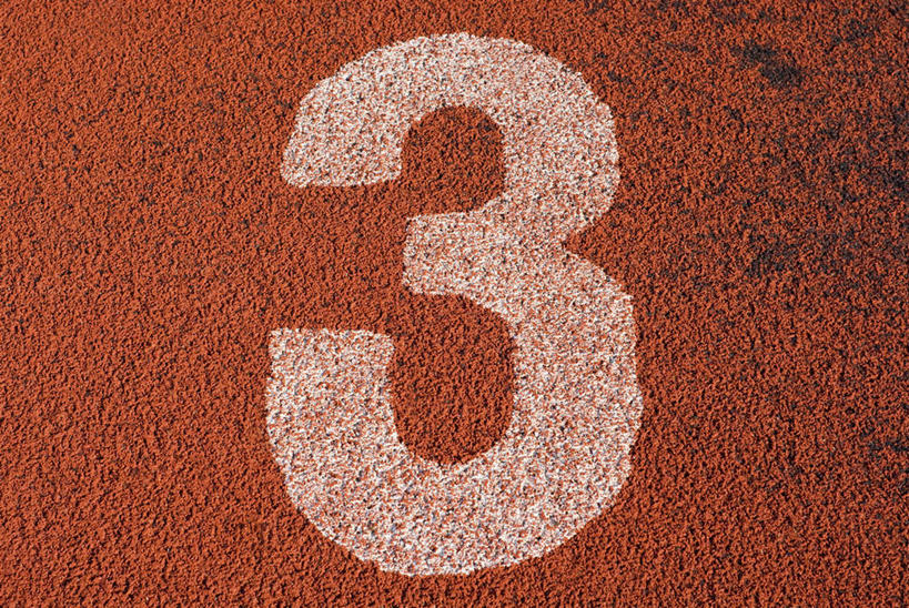 无人,体育馆,运动场,横图,俯视,室外,特写,白天,阴影,光线,标志,数字,文字,影子,字符,跑道,标识,体育场,红色,白色,阳光,阿拉伯数字,田径场,塑胶跑道,运动馆,彩图,高角度拍摄,全天候田径运动跑道