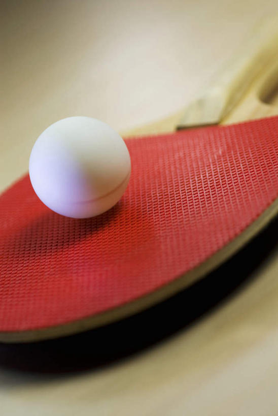 无人,竖图,俯视,室内,特写,白天,静物,阴影,朦胧,模糊,反射,影子,乒乓球拍,乒乓球装备,球拍,运动器械,一个,红色,白色,健身器械,摄影,影棚,单个,健身器材,乒乓球球拍,乒乓球,乒乓球运动,彩图,高角度拍摄,影棚拍摄,拍摄,运动器材