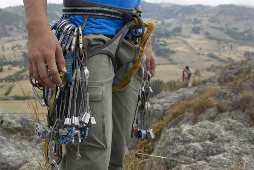 西方人,一个人,站,攀登,横图,室外,白天,正面,锻炼,旅游,度假,探险,安全,运动,攀岩,草地,草坪,石头,山,山脉,植物,欧洲,欧洲人,仅一个男性,仅一个人,阴影,服装,光线,石子,影子,山峰,带子,防护,山峦,休闲装,娱乐,扣子,极限运动,草,仅一个年轻男性,衣服,绿色,阳光,安全带,绳子,群山,站着,享受,休闲,休闲服,爬,放松,服饰,保护,绳索,室外运动,保险,户外运动,安全绳,保全,周全,安稳,安定,冒险,平安,体育,男人,男性,年轻男性,白种人,石块,岩石,登山,攀爬,站立,半身,彩图,健身