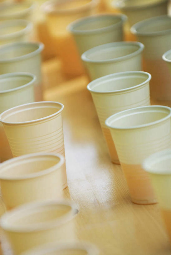 无人,竖图,俯视,室内,特写,白天,桌面,桌子,静物,杯子,一排,许多,阴影,朦胧,模糊,整齐,反射,木制,影子,排列,木制品,纸制品,纸杯,队列,一次性杯子,彩图,高角度拍摄