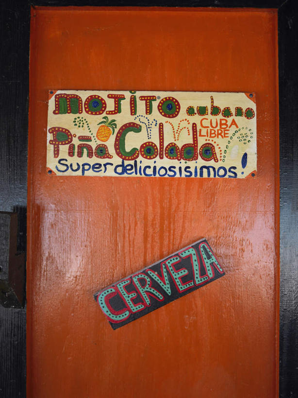 无人,餐厅,竖图,室外,特写,白天,正面,度假,美景,城市风光,城市,英文,标志,文字,字符,字母,墙,景观,娱乐,标识,墙壁,墙面,红色,享受,休闲,景色,南美,放松,英文字母,南美洲,西印度群岛,拉丁美洲,美洲,亚美利加洲,南亚美利加洲,新普罗维登斯岛,新普洛维顿斯岛,彩图,餐馆,饭店,饭馆,巴哈马群岛