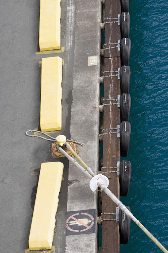 码头,竖图,俯视,室外,白天,度假,美景,城市风光,城市,港口,阴影,光线,影子,柱子,景观,娱乐,阳光,享受,休闲,景色,放松,缆绳,系船柱,缆绳桩,缆绳柱,系缆桩,半身,彩图,高角度拍摄,摆渡口,埠头,渡口,渡头,港湾,海港,货运码头,口岸,商港