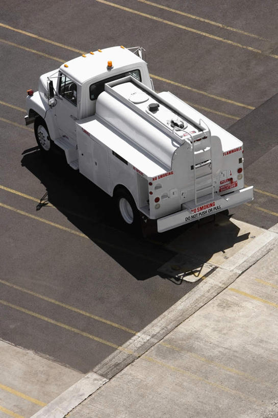 无人,竖图,俯视,室外,白天,度假,美景,城市风光,城市,卡车,一辆,阴影,光线,影子,景观,集装箱,娱乐,白色,阳光,驾驶,行驶,享受,休闲,景色,放松,集装箱车,货车,操纵,控制,货运车,操控,把持,载重汽车,彩图,高角度拍摄