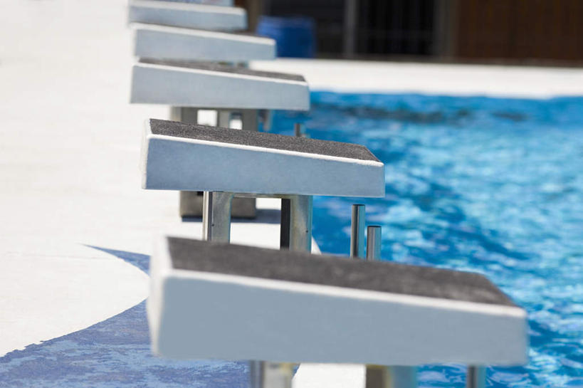 无人,体育馆,游泳池,横图,室外,白天,正面,度假,美景,水,城市风光,城市,阴影,朦胧,模糊,光线,影子,景观,水池,水面,娱乐,运动器械,泳池,阳光,享受,休闲,健身器械,景色,放松,游泳馆,跳板,健身器材,彩图,助跳板,运动器材