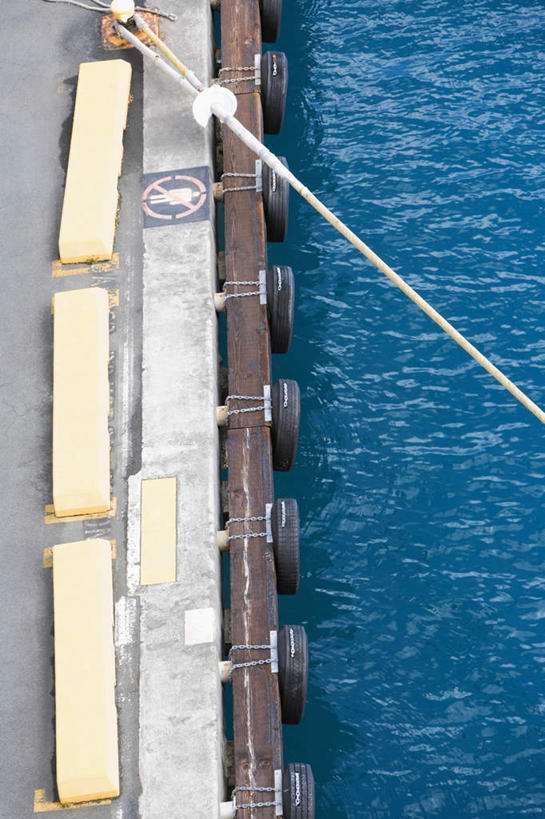 无人,栏杆,码头,竖图,俯视,室外,白天,海浪,海洋,港口,柱子,浪花,围栏,护栏,海水,缆绳,海景,系船柱,缆绳桩,缆绳柱,系缆桩,大海,风浪,海,海水的波动,近岸浪,涌浪,彩图,高角度拍摄,摆渡口,埠头,渡口,渡头,港湾,海港,货运码头,口岸,商港