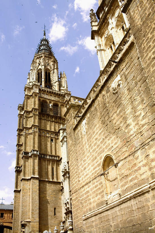 无人,教堂,竖图,室外,白天,仰视,旅游,度假,石头,标志建筑,地标,建筑,西班牙,欧洲,阴影,节日,光线,石子,影子,墙,云,云朵,云彩,文化,娱乐,建设,墙壁,墙面,蓝色,白云,蓝天,天空,阳光,天,祈祷,享受,休闲,健康,旅游胜地,放松,许愿,宗教,信仰,晴朗,纪念,祈求,基督教,南欧,天主教,信念,托莱多,西班牙王国,托莱多省,托莱多大教堂,平安,石块,晴空,彩图,低角度拍摄,大教堂,礼拜堂