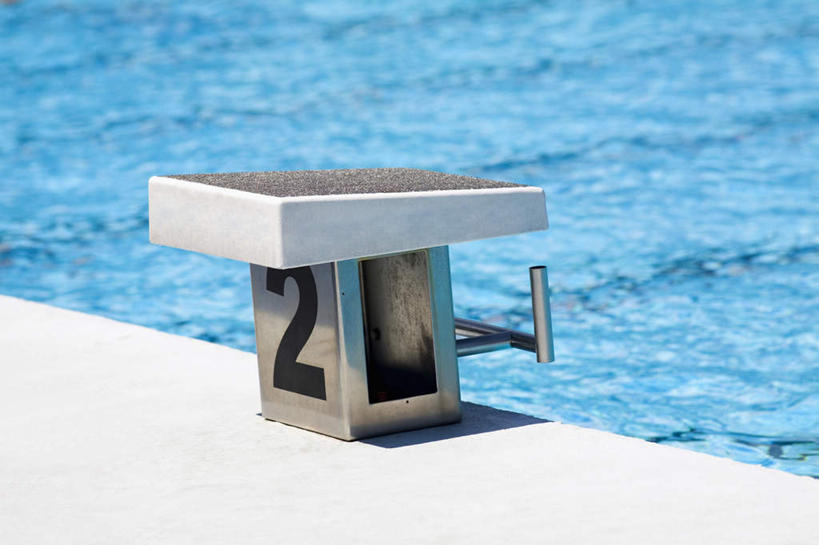 无人,体育馆,游泳池,横图,室外,白天,正面,水,阴影,光线,标志,数字,文字,影子,字符,水池,水面,标识,运动器械,泳池,阳光,健身器械,阿拉伯数字,游泳馆,跳板,健身器材,彩图,助跳板,运动器材