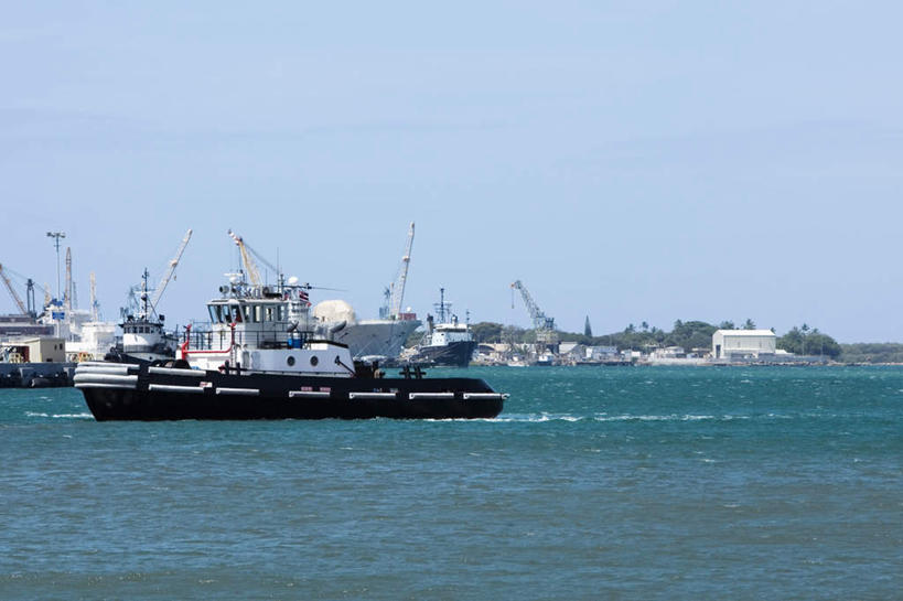 无人,码头,横图,室外,白天,正面,技术,岛屿,海浪,海洋,港口,建筑,轮船,船,夏威夷,美国,阴影,光线,影子,浪花,设备,施工,蓝色,蓝天,天空,阳光,海水,交通工具,天,机械,起重机,军舰,晴朗,工程,北美,北美洲,珍珠港,载具,美洲,海景,战舰,军用战舰,战船,万里无云,瓦胡岛,欧胡岛,欧湖岛,夏威夷州,爱洛哈之州,北亚美利加洲,亚美利加洲,聚集之岛,大海,风浪,海,海水的波动,近岸浪,列岛,群岛,涌浪,诸岛,晴空,晴空万里,彩图,摆渡口,埠头,渡口,渡头,港湾,海港,货运码头,口岸,商港