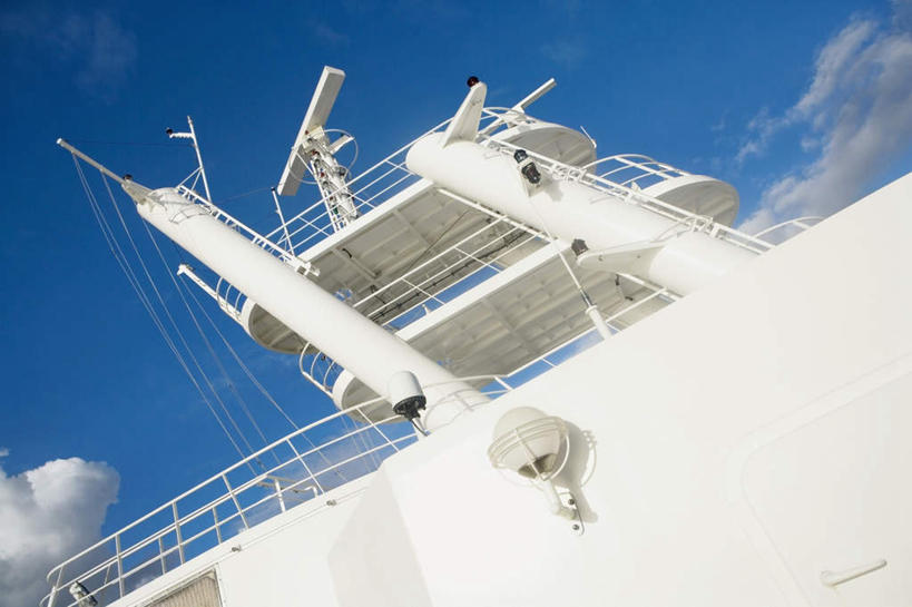 无人,栏杆,横图,室外,白天,仰视,船,阴影,光线,影子,云,云朵,围栏,云彩,护栏,游轮,游船,蓝色,白云,蓝天,天空,阳光,交通工具,天,晴朗,载具,旅游船,晴空,彩图,低角度拍摄