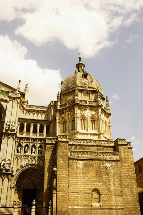 无人,教堂,竖图,室外,白天,仰视,旅游,度假,石头,标志建筑,地标,建筑,西班牙,欧洲,阴影,节日,光线,石子,影子,墙,云,云朵,云彩,文化,娱乐,建设,墙壁,墙面,蓝色,白云,蓝天,天空,阳光,天,祈祷,享受,休闲,健康,旅游胜地,放松,许愿,宗教,信仰,晴朗,纪念,祈求,基督教,南欧,天主教,信念,托莱多,西班牙王国,托莱多省,托莱多大教堂,平安,石块,晴空,彩图,低角度拍摄,大教堂,礼拜堂