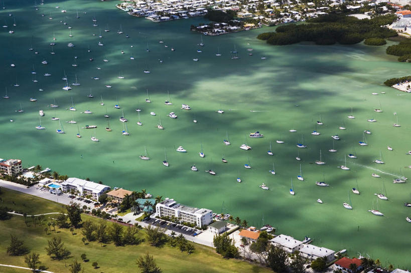 帆船,无人,宾馆,家,横图,俯视,航拍,室外,白天,度假,海浪,海洋,美景,植物,城市风光,城市,船,美国,许多,房屋,屋子,景观,浪花,公寓,很多,娱乐,洋房,楼房,住宅,树,树木,绿色,自然,海水,交通工具,享受,休闲,景色,放松,生长,成长,北美,北美洲,鸟瞰,载具,美洲,海景,佛罗里达,佛罗里达州,佛州,阳光州,北亚美利加洲,亚美利加洲,佛罗里达半岛,大海,风浪,海,海水的波动,近岸浪,涌浪,彩图,高角度拍摄,房子,客店,客栈,旅店,旅馆,旅舍,汽车旅馆,佛罗里达群岛