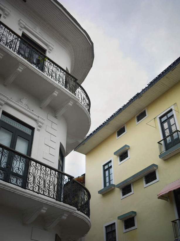 无人,家,栏杆,露台,竖图,室外,白天,仰视,度假,美景,窗户,阳台,城市风光,城市,巴拿马,阴影,光线,影子,房屋,屋子,景观,云,云朵,公寓,围栏,首都,云彩,娱乐,洋房,护栏,楼房,玻璃窗,住宅,蓝色,白云,蓝天,天空,阳光,天,享受,休闲,景色,放松,晴朗,中美洲,美洲,亚美利加洲,巴拿马城,巴拿马共和国,晴空,彩图,低角度拍摄,房子,露天阳台