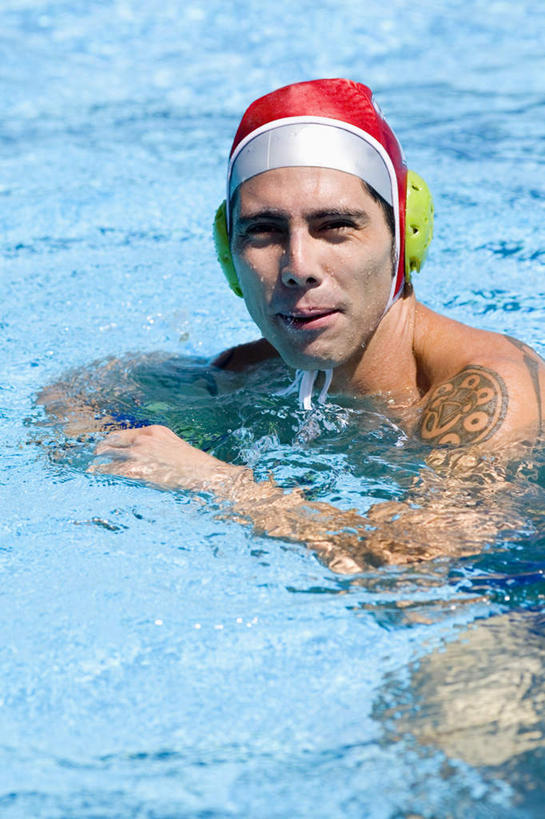 游泳,西方人,一个人,体育馆,游泳池,竖图,室外,白天,正面,锻炼,旅游,度假,安全,运动,水,帽子,欧洲,欧洲人,仅一个男性,仅一个人,仅一个中年男性,阴影,泳帽,光线,影子,水池,水面,防护,注视,娱乐,泳池,阳光,观察,看,享受,休闲,放松,耳罩,观看,保护,察看,游泳馆,关注,室外运动,游泳帽,保险,户外运动,隔音,耳套,保全,周全,安稳,安定,耳护,泅水,拍浮,平安,男人,男性,中年男性,白种人,半身,彩图,健身