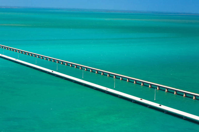 无人,横图,俯视,航拍,室外,白天,旅游,度假,海浪,海洋,美景,大桥,立交桥,桥梁,美国,阴影,光线,影子,景观,浪花,水平线,高架,斜拉桥,桥,辽阔,海平线,娱乐,蓝色,蓝天,天空,阳光,自然,海水,天,享受,休闲,广阔,景色,放松,晴朗,一望无际,北美,北美洲,鸟瞰,自然风光,美洲,海景,佛罗里达,佛罗里达州,佛州,阳光州,万里无云,北亚美利加洲,亚美利加洲,无边无际,一马平川,佛罗里达半岛,大海,风浪,海,海水的波动,近岸浪,涌浪,晴空,晴空万里,彩图,高角度拍摄,水天相接,水天一线,佛罗里达群岛