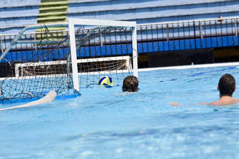 水球,西方人,两个人,伙伴,朋友,运动员,体育馆,游泳池,栏杆,站,伸展双臂,横图,室外,白天,锻炼,旅游,度假,友谊,运动,合作,团队,水,楼梯,欧洲,欧洲人,阶梯,水池,水面,围栏,球网,注视,娱乐,运动器械,泳池,护栏,台阶,背面,观察,看,站着,享受,休闲,健身器械,放松,战略,观看,察看,游泳馆,关注,室外运动,健身器材,户外运动,联合,合谋,水球运动,水球装备,配合,协作,男人,男性,年轻男性,白种人,体育运动员,运动选手,敞开双臂,伸开双臂,展开双肩,站立,张开手臂,张开双臂,半身,彩图,健身,运动器材