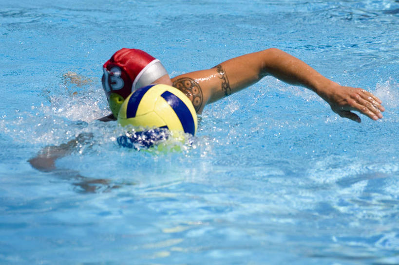 水球,游泳,西方人,一个人,体育馆,游泳池,伸展双臂,横图,室外,白天,正面,锻炼,旅游,度假,安全,运动,水,帽子,欧洲,欧洲人,仅一个男性,仅一个人,仅一个中年男性,飞溅,泳帽,溅,液体,水池,水滴,水面,防护,娱乐,运动器械,泳池,水珠,享受,休闲,健身器械,放松,耳罩,保护,游泳馆,喷洒,室外运动,游泳帽,保险,健身器材,户外运动,隔音,耳套,保全,周全,安稳,安定,耳护,泅水,拍浮,水球运动,水球装备,平安,男人,男性,中年男性,白种人,敞开双臂,伸开双臂,展开双肩,张开手臂,张开双臂,半身,彩图,健身,运动器材