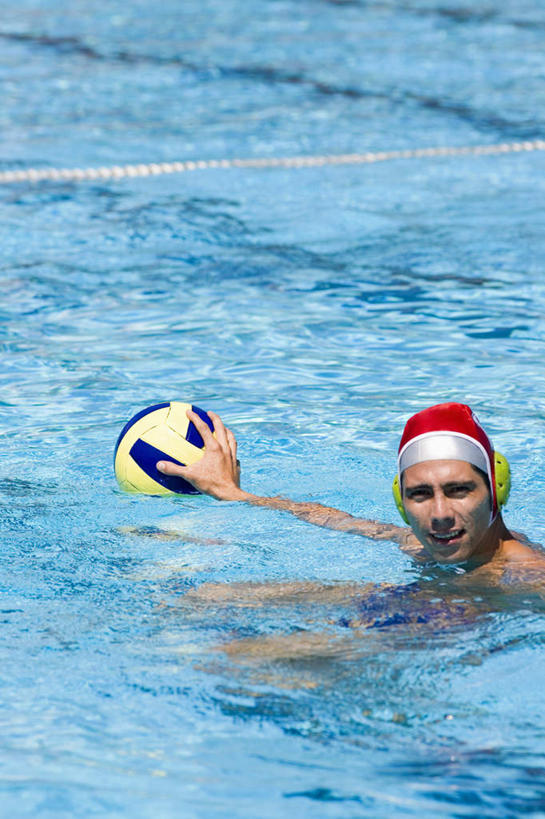 水球,西方人,一个人,体育馆,游泳池,站,伸展双臂,竖图,俯视,室外,白天,锻炼,旅游,度假,安全,运动,水,帽子,欧洲,欧洲人,仅一个男性,仅一个人,仅一个中年男性,握,泳帽,水池,水面,防护,拿,拿着,注视,娱乐,运动器械,泳池,一个,观察,看,站着,享受,休闲,健身器械,放松,握着,单个,耳罩,观看,保护,察看,游泳馆,关注,室外运动,游泳帽,保险,健身器材,户外运动,隔音,耳套,保全,周全,安稳,安定,耳护,水球运动,水球装备,平安,男人,男性,中年男性,白种人,敞开双臂,伸开双臂,展开双肩,站立,张开手臂,张开双臂,半身,彩图,高角度拍摄,健身,运动器材