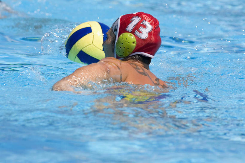 水球,西方人,一个人,体育馆,游泳池,横图,室外,白天,锻炼,旅游,度假,安全,运动,水,帽子,欧洲,欧洲人,仅一个男性,仅一个人,仅一个中年男性,握,泳帽,标志,数字,文字,字符,水池,水面,防护,拿,拿着,注视,娱乐,标识,运动器械,泳池,一个,背面,红色,观察,看,享受,休闲,健身器械,放松,握着,阿拉伯数字,单个,耳罩,观看,保护,察看,游泳馆,关注,室外运动,游泳帽,保险,健身器材,户外运动,隔音,耳套,保全,周全,安稳,安定,耳护,水球运动,水球装备,平安,男人,男性,中年男性,白种人,半身,彩图,健身,运动器材