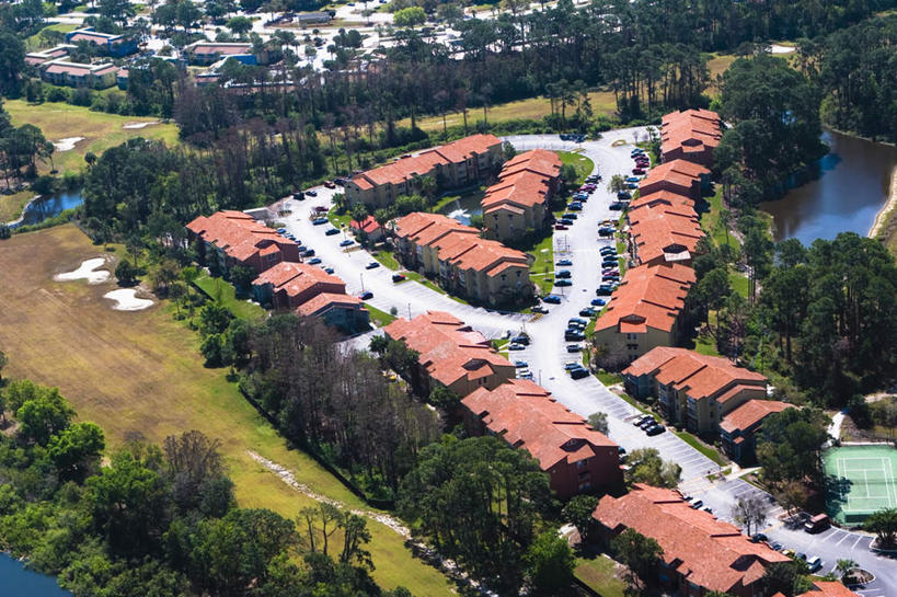 无人,家,横图,俯视,室外,白天,度假,草地,草坪,河流,美景,水,植物,城市风光,城市,美国,房屋,屋子,河水,景观,水流,公寓,娱乐,洋房,楼房,住宅,草,树,树木,绿色,自然,享受,休闲,景色,放松,生长,成长,北美,北美洲,美洲,佛罗里达,奥兰多,佛罗里达州,佛州,阳光州,北亚美利加洲,亚美利加洲,奥兰多市,彩图,高角度拍摄,房子