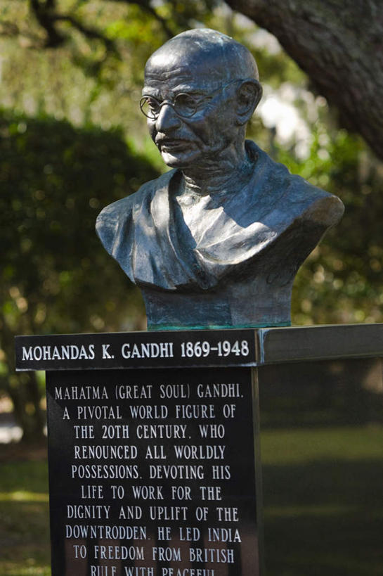 西方人,一个人,无人,竖图,室外,白天,正面,草地,草坪,植物,雕塑,欧洲,美国,欧洲人,仅一个男性,仅一个人,艺术,装饰,英文,标志,雕刻,雕像,文字,字符,字母,标识,草,树,树木,仅一个年轻男性,绿色,自然,工艺品,生长,成长,纪念,英文字母,美术,北美,北美洲,主题,美洲,领袖,陈列,佛罗里达,奥兰多,佛罗里达州,佛州,阳光州,圣雄甘地,功能,美学,北亚美利加洲,亚美利加洲,领导人,奥兰多市,甘地,男人,男性,年轻男性,白种人,彩图,莫罕达斯.卡拉姆昌德.甘地,印度国父