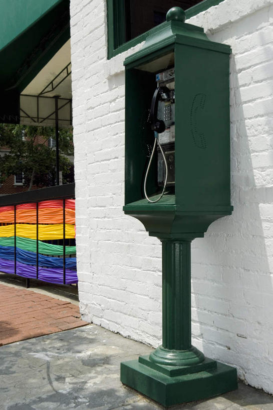 无人,家,打电话,竖图,彩色,室外,白天,正面,爱情,电话,旗帜,房屋,墙,屋子,浪漫,通讯设备,旗子,楼房,电话亭,墙壁,墙面,住宅,话筒,温暖,温馨,电话线,便捷,恩爱,服务,恋人,公用电话,和睦,公共设施,固定电话,同性恋,旌旗,旗号,交流,情侣,电话机,沟通,通话,彩图,房子,彩虹旗,伴侣,融洽