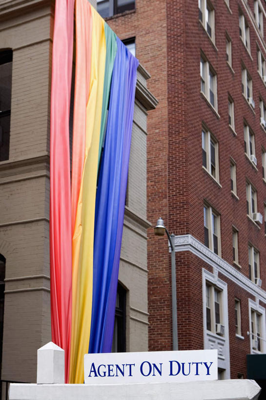 无人,家,竖图,彩色,室外,白天,仰视,爱情,度假,美景,窗户,城市风光,城市,旗帜,房屋,屋子,景观,公寓,浪漫,娱乐,旗子,洋房,楼房,玻璃窗,住宅,享受,休闲,温暖,温馨,景色,恩爱,放松,恋人,和睦,同性恋,旌旗,旗号,情侣,彩图,低角度拍摄,房子,彩虹旗,伴侣,融洽