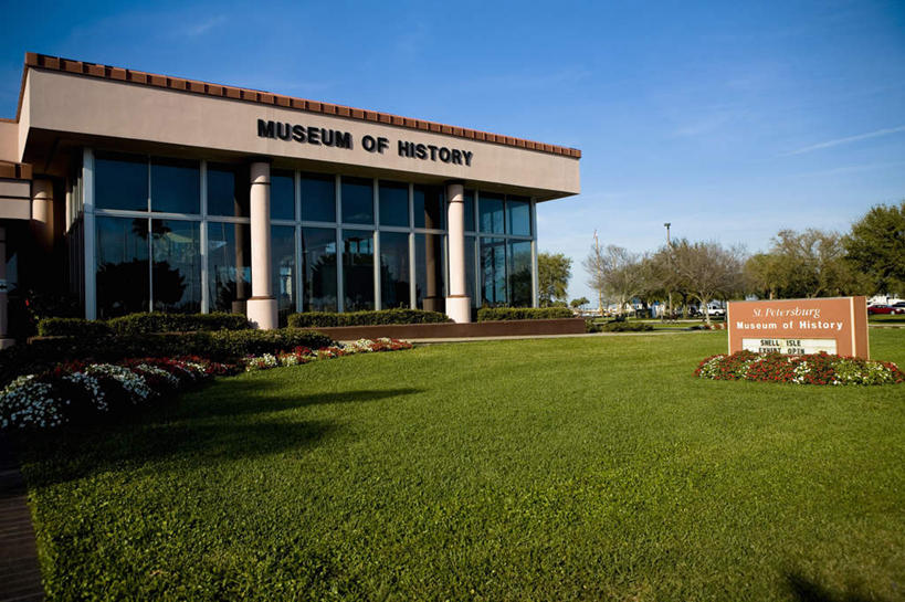无人,博物馆,横图,室外,白天,正面,旅游,度假,草地,草坪,植物,标志建筑,城市,地标,建筑,美国,阴影,研究,光线,英文,标志,文字,影子,字符,字母,教育,娱乐,标识,建设,草,树,树木,蓝色,绿色,蓝天,天空,阳光,自然,天,享受,休闲,旅游胜地,放松,生长,晴朗,成长,展览,英文字母,北美,北美洲,欣赏,美洲,陈列,佛罗里达,佛罗里达州,佛州,阳光州,万里无云,圣彼得堡,北亚美利加洲,亚美利加洲,典藏,晴空,晴空万里,彩图,圣彼得斯堡