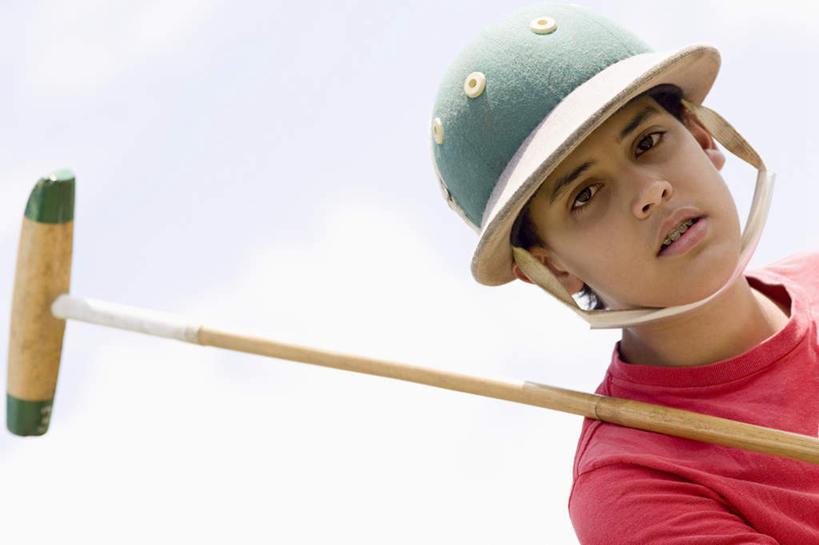 西方人,儿童,脸,头,脸颊,一个人,横图,室外,白天,正面,纯洁,帽子,欧洲,欧洲人,仅一个男性,仅一个人,阴影,服装,光线,头盔,影子,注视,休闲装,运动器械,肩膀,小孩,衣服,红色,蓝色,蓝天,天空,阳光,安全帽,天,观察,看,仅一个小孩,休闲,休闲服,健身器械,可爱,童年,童趣,服饰,晴朗,观看,察看,关注,健身器材,童真,烂漫,无邪,万里无云,马球,打毬,击鞠,天真,男孩,男人,男性,白种人,孩子,头部,脸部,脸蛋,面部,晴空,晴空万里,半身,彩图,运动器材,男生