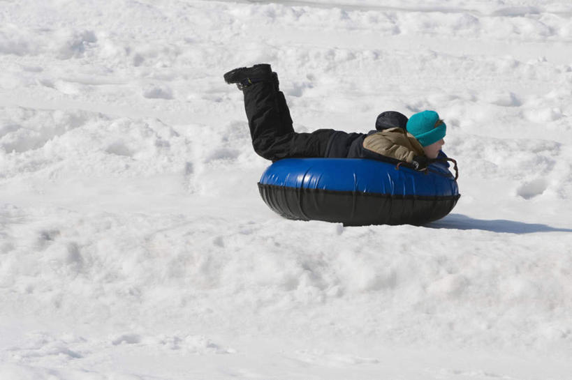 西方人,儿童,一个人,横图,室外,白天,侧面,纯洁,雪,大雪,欧洲,欧洲人,仅一个男性,仅一个人,阴影,服装,光线,影子,积雪,雪景,冬季,冬天,注视,休闲装,小孩,衣服,蓝色,黑色,阳光,轮胎,观察,看,趴着,仅一个小孩,休闲,休闲服,橡胶,寒冷,可爱,童年,童趣,服饰,观看,察看,关注,童真,橡胶制品,烂漫,无邪,车胎,严寒,天真,男孩,男人,男性,白种人,孩子,趴,彩图,全身,里胎,内胎,男生