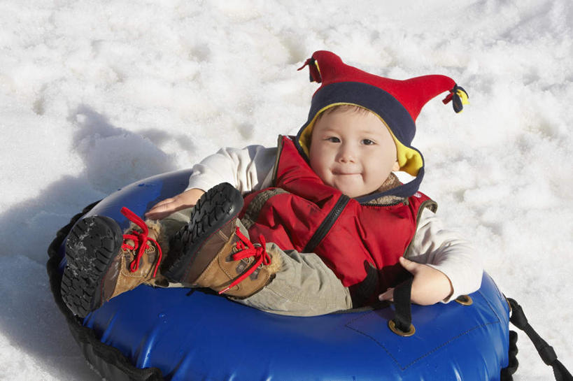 西方人,儿童,一个人,躺,横图,俯视,室外,白天,纯洁,雪,大雪,帽子,欧洲,欧洲人,仅一个男性,仅一个人,阴影,服装,光线,影子,积雪,雪景,冬季,冬天,注视,休闲装,小孩,衣服,红色,蓝色,黑色,阳光,轮胎,观察,看,仅一个小孩,休闲,休闲服,橡胶,寒冷,可爱,童年,童趣,服饰,观看,察看,关注,童真,橡胶制品,烂漫,无邪,车胎,棉帽,严寒,卧着,天真,男孩,男人,男性,白种人,孩子,躺着,卧,彩图,高角度拍摄,全身,里胎,内胎,男生