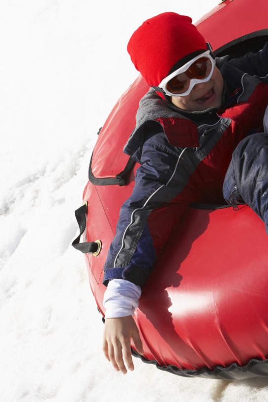 西方人,儿童,一个人,坐,竖图,俯视,室外,白天,纯洁,安全,雪,大雪,帽子,欧洲,欧洲人,仅一个男性,仅一个人,阴影,服装,光线,眼镜,影子,积雪,雪景,冬季,冬天,防护,注视,休闲装,小孩,衣服,红色,阳光,轮胎,观察,看,仅一个小孩,休闲,休闲服,橡胶,寒冷,可爱,童年,童趣,服饰,观看,护目镜,保护,察看,关注,保险,童真,橡胶制品,烂漫,无邪,车胎,保全,周全,安稳,安定,棉帽,严寒,安全防护眼镜,平安,天真,男孩,男人,男性,白种人,孩子,坐着,半身,彩图,高角度拍摄,里胎,内胎,防护眼镜,男生