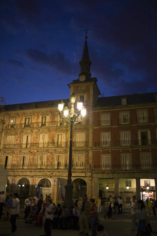 西方人,家,走,竖图,室外,夜晚,正面,度假,美景,窗户,城市风光,城市,路灯,照明,西班牙,欧洲,欧洲人,行人,游客,游人,阴影,服装,光线,影子,房屋,墙,屋子,景观,公寓,灯光,首都,许多人,娱乐,洋房,楼房,马约尔广场,路人,旅客,玻璃窗,墙壁,墙面,住宅,灯,衣服,一群人,享受,休闲,马德里,景色,放松,服饰,照亮,衣着,照明设备,穿着,南欧,西班牙王国,马德里自治区,衣饰,过客,男人,男性,年轻男性,年轻女性,女人,女性,白种人,步行,散步,走路,半身,彩图,房子