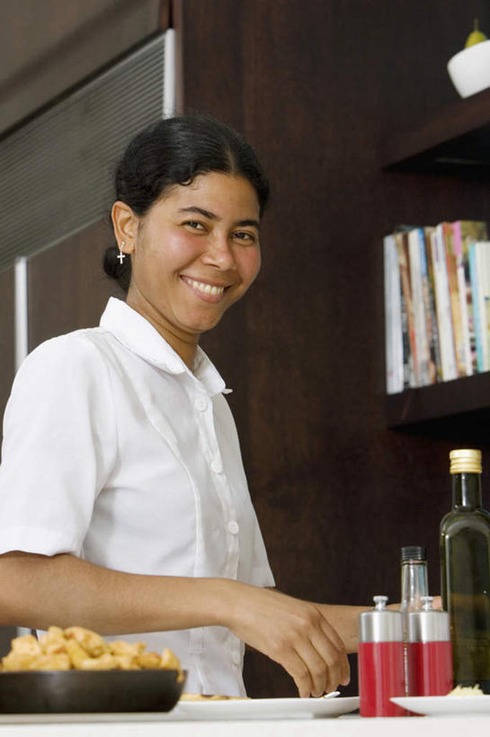 西方人,一个人,站,笑,微笑,露齿笑,竖图,室内,白天,正面,工作服,制服,烹饪,厨房,柜子,厨具,金属制品,欧洲,欧洲人,仅一个年轻女性,仅一个女性,仅一个人,握,服装,金属,罐子,锅子,陶瓷,墙,陶瓷制品,储物柜,拿,拿着,注视,锅,墙壁,墙面,玻璃制品,衣服,玻璃瓶,瓶子,容器,碗,观察,看,站着,握着,服饰,锅具,观看,储藏,察看,女仆,衣着,储存,穿着,关注,烹饪用具,婢女,女婢,女侍,工作制服,衣饰,储备,蕴藏,贮备,年轻女性,女人,女性,白种人,烹调用具,烹调,站立,半身,彩图,工作套服,灶间,贮存