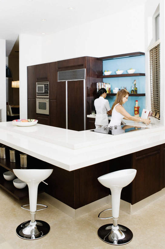 西方人,两个人,站,坐,竖图,室内,白天,餐桌,柜子,桌子,椅子,欧洲,欧洲人,握,服装,储物柜,拿,拿着,注视,休闲装,背面,衣服,观察,看,站着,休闲,休闲服,握着,服饰,餐台,观看,吧椅,察看,女仆,储存,关注,吧台椅,酒吧椅,婢女,女婢,女侍,储备,蕴藏,贮备,年轻女性,女人,女性,中年女性,白种人,站立,坐着,彩图,全身,贮存