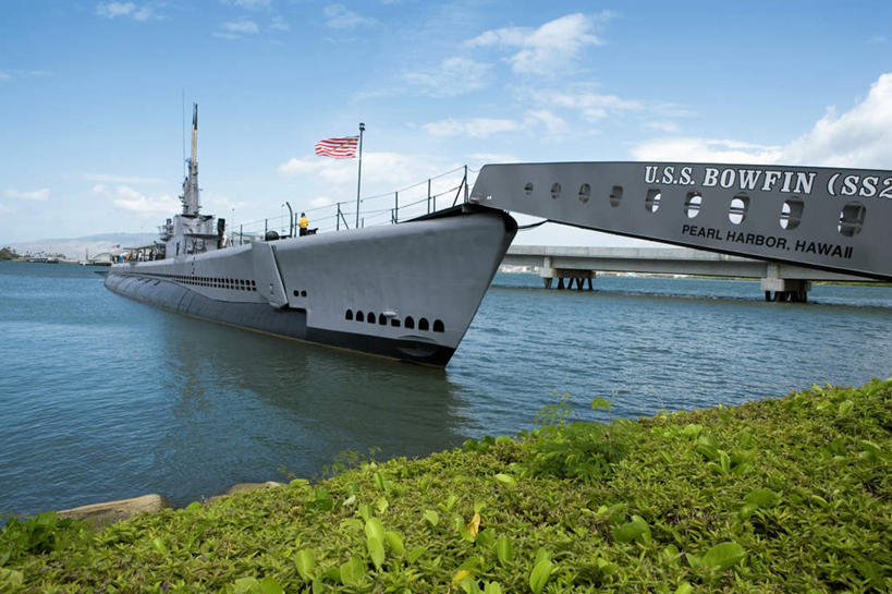 无人,横图,室外,白天,正面,旅游,度假,草地,草坪,岛屿,海浪,海洋,名胜古迹,植物,标志建筑,城市,地标,建筑,船,旗帜,国旗,夏威夷,美国,阴影,遗迹,光线,影子,浪花,云,云朵,通道,桥,云彩,古迹,文物,娱乐,建设,古建筑,星条旗,草,蓝色,绿色,白云,蓝天,天空,阳光,海水,天,享受,休闲,旅游胜地,放松,美国国旗,军舰,晴朗,北美,北美洲,美洲,海景,古文明,战舰,军用战舰,廊桥,战船,瓦胡岛,欧胡岛,火奴鲁鲁,首府,欧湖岛,夏威夷州,爱洛哈之州,亚利桑那纪念馆,亚利桑那号纪念馆,北亚美利加洲,亚美利加洲,聚集之岛,登机桥,檀香山市,国家陵园,亚利桑那战舰纪念馆,旗,大海,风浪,海,海水的波动,近岸浪,列岛,群岛,涌浪,诸岛,晴空,彩图,美利坚合众国国旗,檀香山