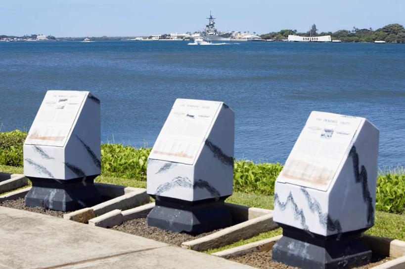 无人,码头,横图,室外,白天,正面,旅游,度假,草地,草坪,岛屿,海浪,海洋,名胜古迹,植物,标志建筑,城市,地标,港口,建筑,船,夏威夷,美国,阴影,遗迹,光线,影子,浪花,古迹,文物,娱乐,建设,古建筑,草,蓝色,绿色,蓝天,天空,阳光,海水,天,享受,休闲,旅游胜地,放松,军舰,晴朗,北美,北美洲,美洲,海景,古文明,战舰,军用战舰,战船,万里无云,瓦胡岛,欧胡岛,火奴鲁鲁,首府,欧湖岛,夏威夷州,爱洛哈之州,亚利桑那纪念馆,亚利桑那号纪念馆,北亚美利加洲,亚美利加洲,聚集之岛,檀香山市,国家陵园,亚利桑那战舰纪念馆,大海,风浪,海,海水的波动,近岸浪,列岛,群岛,涌浪,诸岛,晴空,晴空万里,彩图,摆渡口,埠头,渡口,渡头,港湾,海港,货运码头,口岸,商港,檀香山