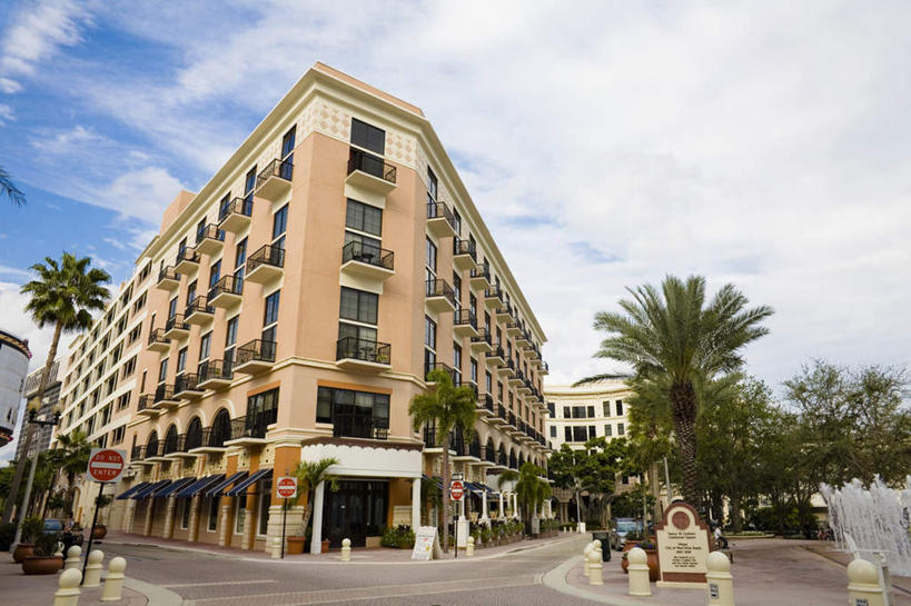 无人,家,横图,室外,白天,仰视,度假,美景,植物,城市风光,城市,棕榈树,叶子,美国,阴影,光线,影子,房屋,屋子,景观,云,云朵,公寓,绿叶,云彩,娱乐,洋房,楼房,住宅,树,树木,蓝色,绿色,白云,蓝天,天空,阳光,自然,天,享受,休闲,嫩叶,景色,放松,生长,晴朗,成长,北美,北美洲,美洲,棕榈叶,佛罗里达,佛罗里达州,佛州,阳光州,北亚美利加洲,亚美利加洲,叶,叶片,晴空,彩图,低角度拍摄,房子,棕榈滩