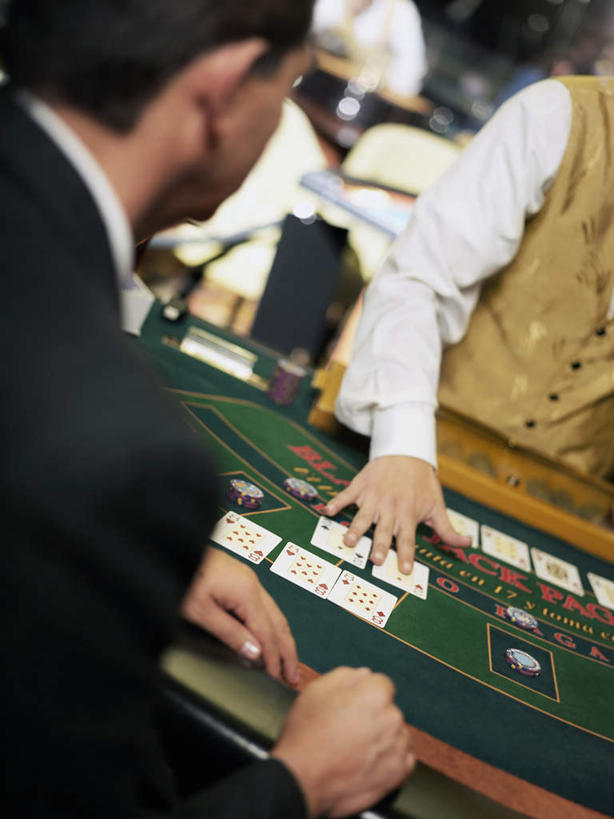 西方人,背部,两个人,站,坐,竖图,室内,白天,正面,西装,游戏,赌博,贪欲,竞争,桌面,桌子,扑克牌,纸牌,玩具,扑克,欧洲,欧洲人,撑,套装,正装,朦胧,模糊,木制,玩,职业装,娱乐,刺激,木制品,站着,休闲,活动,撑着,发泄,消遣,智力,赌具,21点,黑杰克,投机,侥幸,欲望,宣泄,男人,男性,中年男性,白种人,玩耍,嬉戏,站立,坐着,半身,彩图,二十一点,胜负,输赢