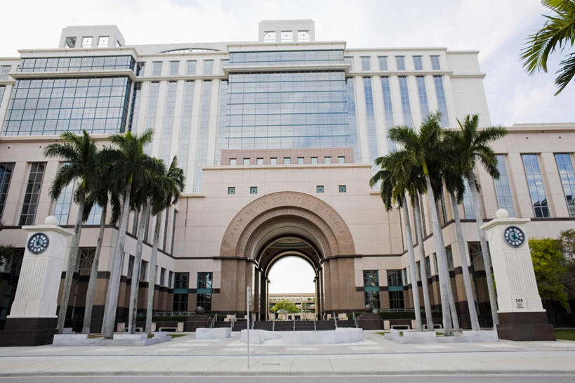 无人,高楼大厦,横图,室外,白天,仰视,度假,美景,植物,城市风光,城市,大厦,建筑,摩天大楼,棕榈树,叶子,美国,景观,云,云朵,绿叶,云彩,娱乐,树,树木,蓝色,绿色,白云,蓝天,天空,自然,天,享受,休闲,嫩叶,景色,放松,生长,晴朗,成长,北美,北美洲,美洲,棕榈叶,佛罗里达,佛罗里达州,佛州,阳光州,北亚美利加洲,亚美利加洲,叶,叶片,晴空,彩图,低角度拍摄,大楼,高层建筑,高楼,摩天楼,棕榈滩