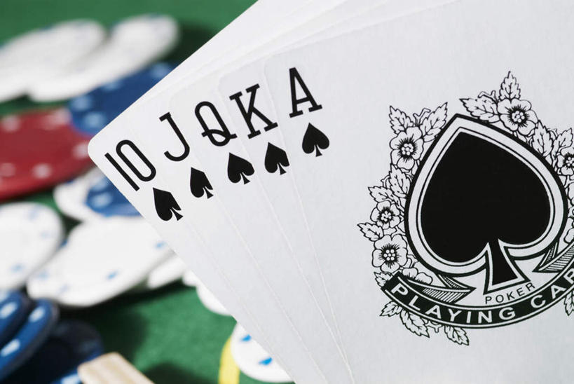 无人,横图,俯视,室内,特写,白天,游戏,赌博,贪欲,竞争,桌面,桌子,静物,扑克牌,纸牌,玩具,扑克,一排,阴影,朦胧,模糊,整齐,反射,木制,影子,玩,娱乐,刺激,排列,木制品,休闲,筹码,活动,计数,同花顺,队列,发泄,消遣,智力,赌具,积累,累积,投机,侥幸,欲望,宣泄,筹马,记数,玩耍,嬉戏,彩图,高角度拍摄,胜负,输赢