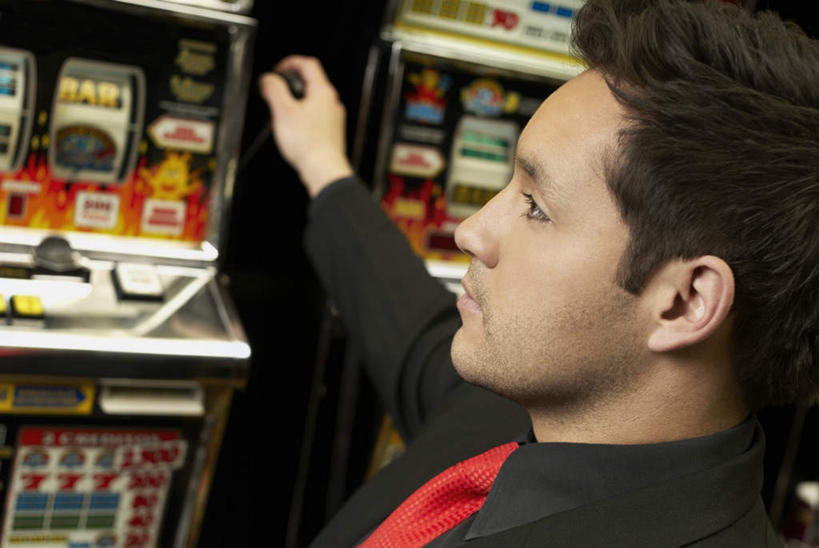 西方人,一个人,坐,横图,室内,白天,侧面,西装,游戏,赌博,贪欲,竞争,欧洲,欧洲人,仅一个男性,仅一个人,仅一个中年男性,握,套装,正装,拿,玩,拿着,注视,职业装,娱乐,刺激,观察,看,休闲,握着,赌场,观看,活动,察看,发泄,关注,消遣,智力,赌博机,赌具,老虎机,博彩,投机,侥幸,欲望,宣泄,柏青嫂,男人,男性,中年男性,白种人,玩耍,嬉戏,坐着,半身,彩图,胜负,输赢,娱乐场