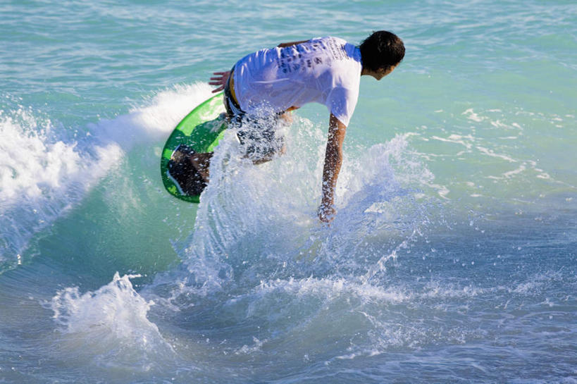 冲浪,西方人,一个人,跳,横图,俯视,室外,白天,运动服,锻炼,运动,海浪,海洋,水,欧洲,欧洲人,仅一个男性,仅一个人,飞溅,服装,溅,冲浪板,液体,浪花,水滴,半空,运动器械,水珠,仅一个年轻男性,衣服,海水,健身器械,服饰,衣着,穿着,喷洒,健身器材,水上运动,海景,衣饰,冲浪装备,体育,男人,男性,年轻男性,白种人,大海,风浪,海,海水的波动,近岸浪,涌浪,跳跃,彩图,高角度拍摄,全身,健身,冲浪运动,运动器材,运动装