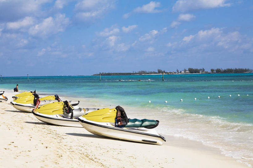 无人,家,横图,室外,白天,正面,旅游,度假,海浪,海洋,美景,沙滩,船,巴哈马,一排,整齐,沙子,房屋,屋子,海岸,景观,浪花,云,云朵,公寓,沙地,首都,云彩,娱乐,洋房,楼房,住宅,排列,蓝色,白云,蓝天,天空,自然,海水,交通工具,天,享受,休闲,景色,放松,晴朗,北美,北美洲,四艘,队列,自然风光,载具,美洲,海景,摩托艇,北亚美利加洲,亚美利加洲,巴哈马联邦,大海,风浪,海,海水的波动,海滩,近岸浪,涌浪,晴空,彩图,房子,拿骚