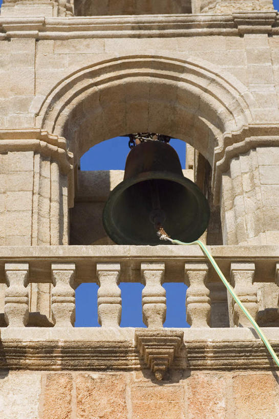 无人,栏杆,竖图,室外,白天,仰视,旅游,度假,名胜古迹,标志建筑,地标,建筑,希腊,欧洲,遗迹,扶手,拱门,古迹,文物,娱乐,建设,古建筑,护栏,祈愿,享受,休闲,旅游胜地,放松,祈求,信号,报时,古文明,多德卡尼斯群岛,希腊共和国,罗德岛,召集,鸣钟,钟,彩图,低角度拍摄