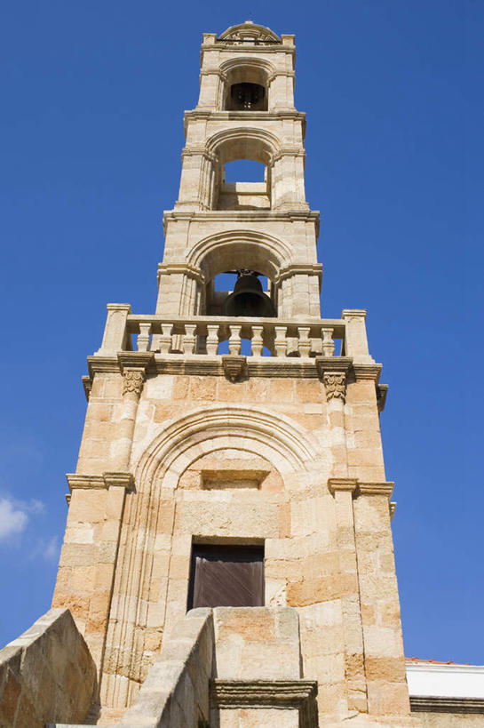 无人,竖图,室外,白天,仰视,旅游,度假,名胜古迹,标志建筑,地标,建筑,希腊,欧洲,阴影,遗迹,时间,光线,时钟,影子,云,云朵,钟楼,计时,云彩,古迹,文物,娱乐,建设,古建筑,祈愿,蓝色,白云,蓝天,天空,阳光,钟表,天,享受,休闲,表,旅游胜地,放松,晴朗,祈求,信号,报时,古文明,多德卡尼斯群岛,希腊共和国,罗德岛,召集,塔钟,鸣钟,钟,晴空,彩图,低角度拍摄